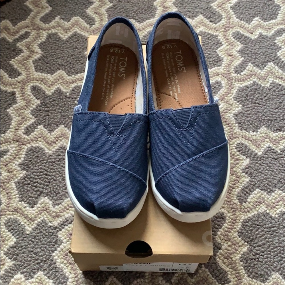NIB! Tom’s navy blue canvas, size 12.5 kids.